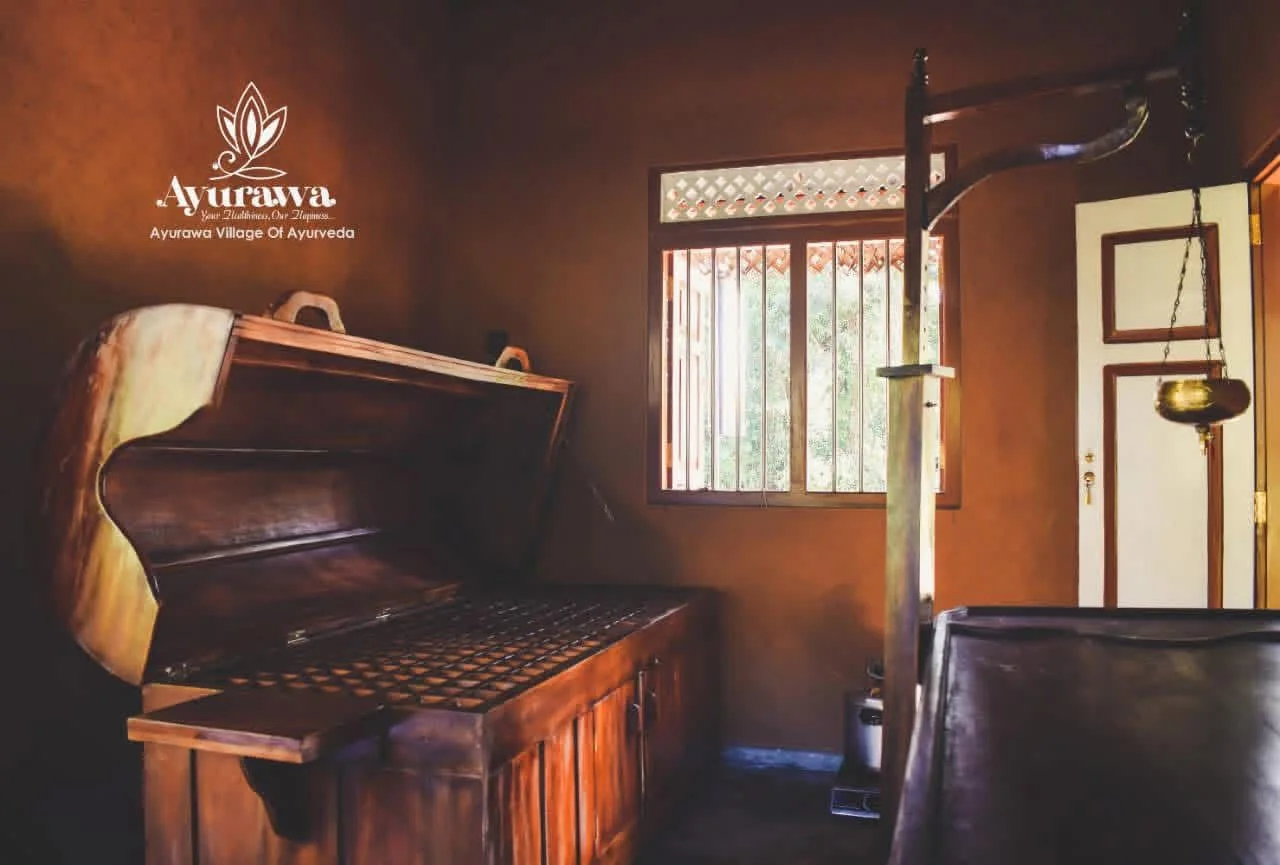 Traditioneller Ayurveda-Behandlungsraum im Ayurawa Village