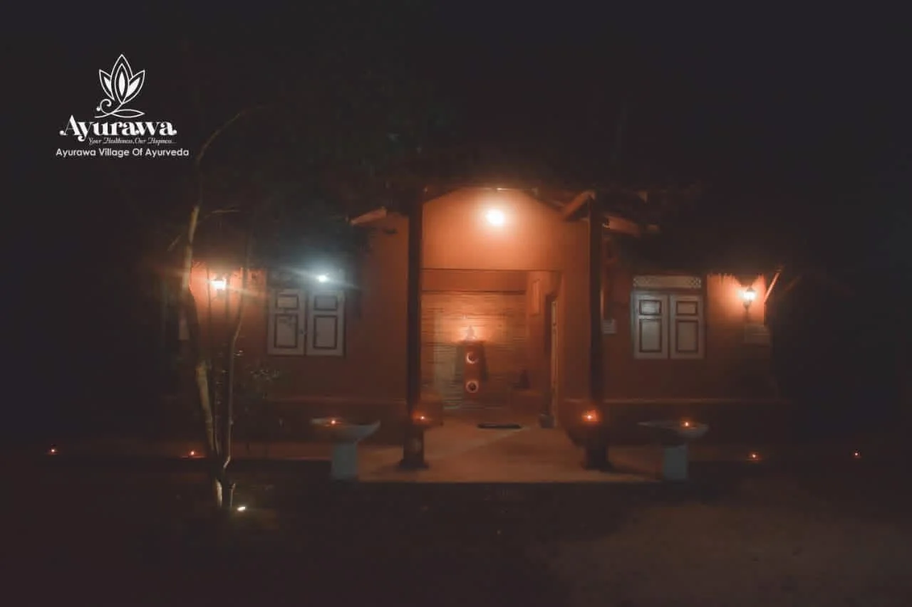 Eingangsbereich des Ayurawa Village of Ayurveda bei Nacht
