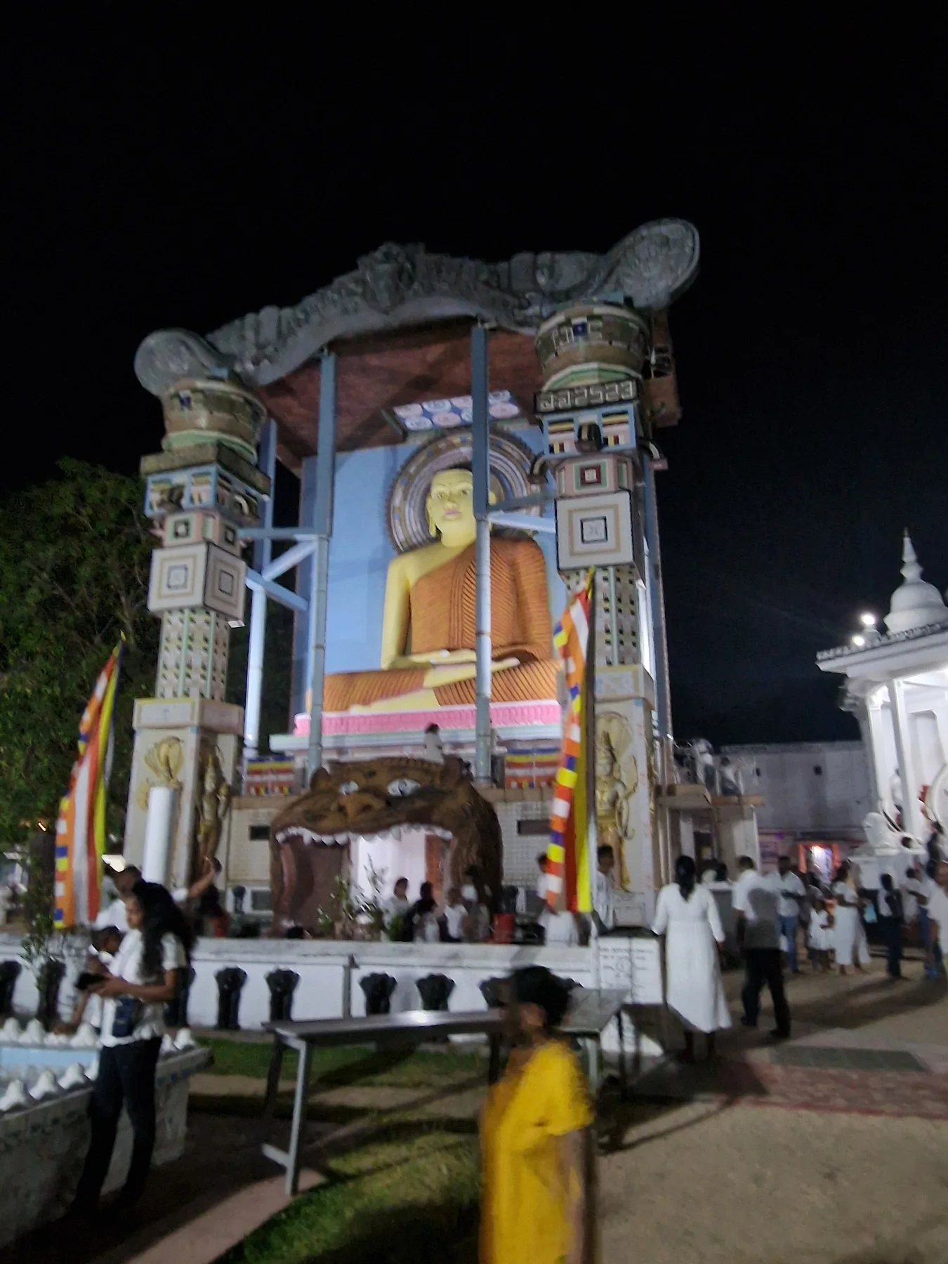 Buddhistischer Tempel in Sri Lanka am Abend